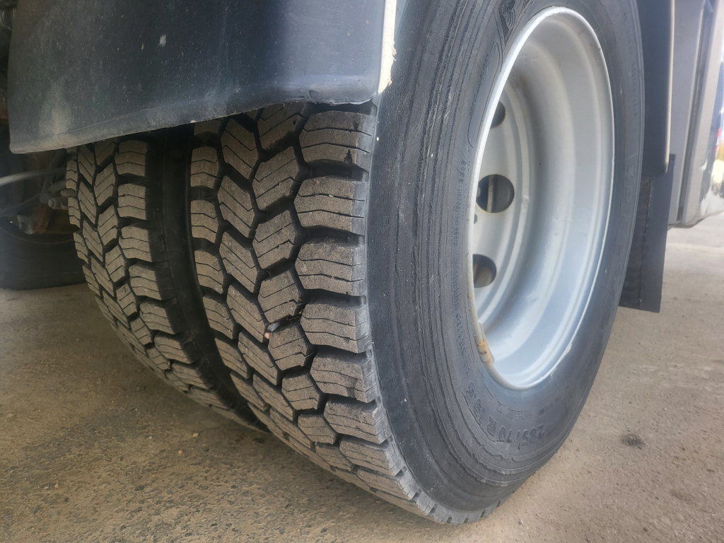 VOLVO FL 240 PORAKAIVOJEN HUUHTELUAUTO kuva 3