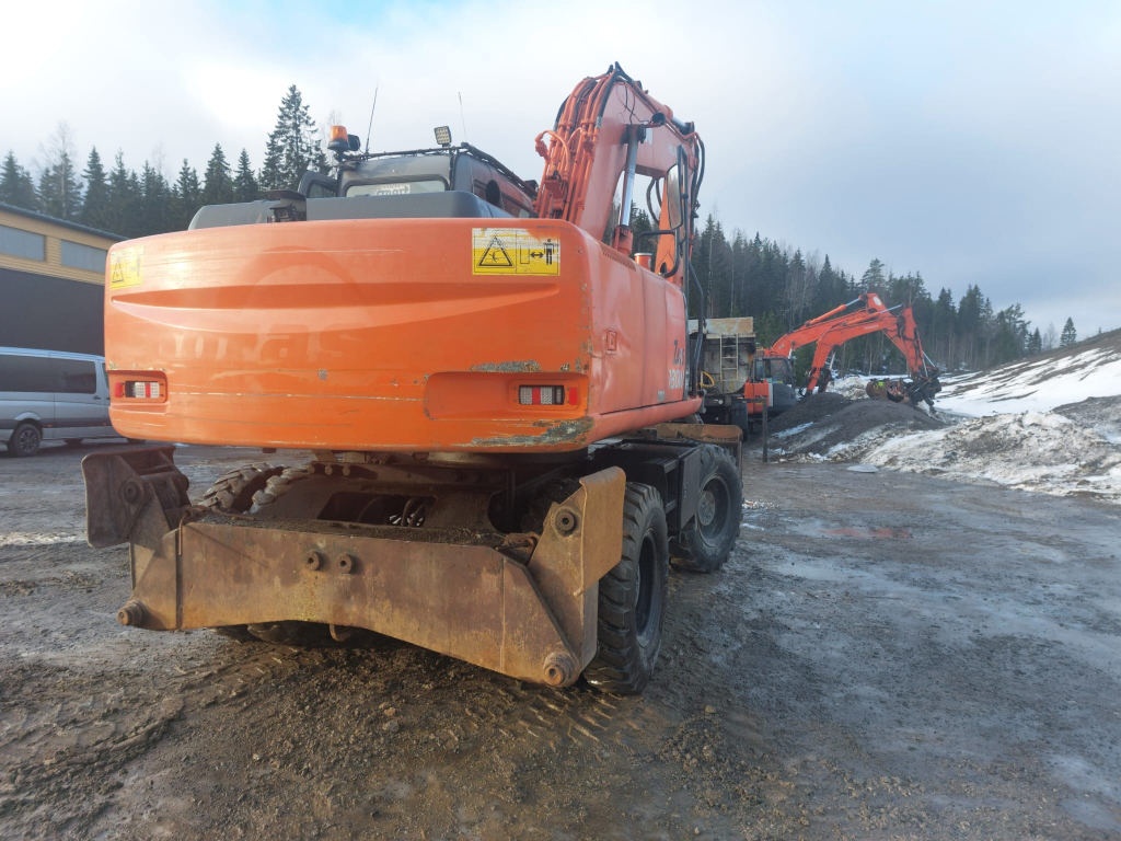 HITACHI ZX180W kuva 3
