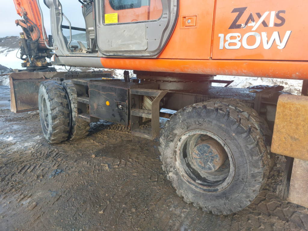 HITACHI ZX180W kuva 4