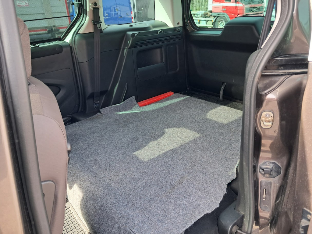 雪铁龙 VAN Berlingo Multispace BlueHDi 100 自动售货机 kuva 8