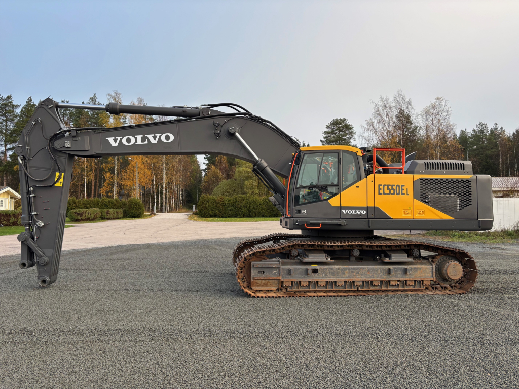 VOLVO EC550EL + LEVITETTÄVÄ ALUSTA + RASVARI + LÄMMITIN + HYDRAULIIKAT + KUIN UUSI