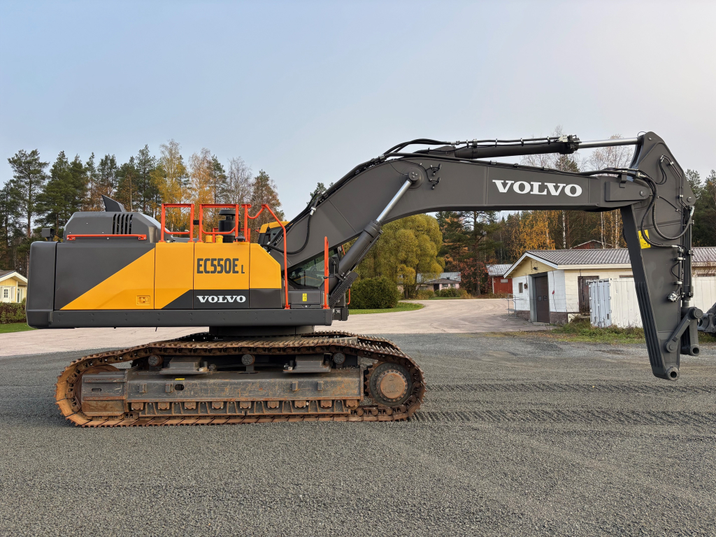 VOLVO EC550EL + LEVITETTÄVÄ ALUSTA + RASVARI + LÄMMITIN + HYDRAULIIKAT + KUIN UUSI kuva 8