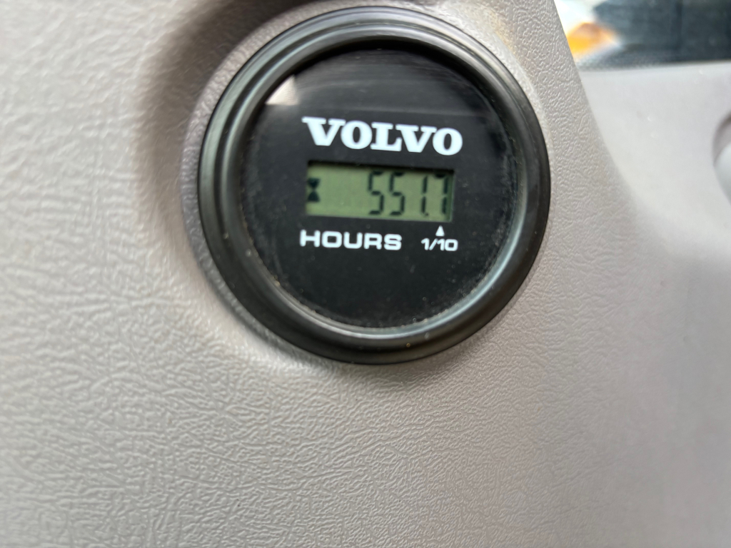 VOLVO EC550EL + LEVITETTÄVÄ ALUSTA + RASVARI + LÄMMITIN + HYDRAULIIKAT + KUIN UUSI kuva 17
