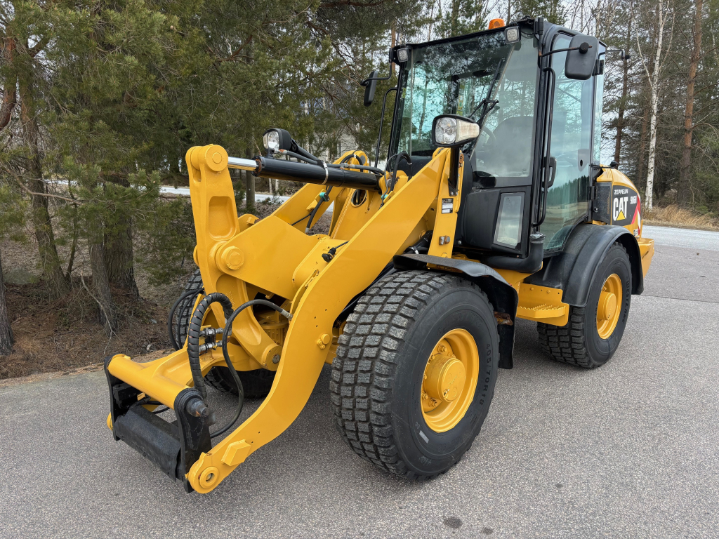 CATERPILLAR 906H + PIKALIITIN + LISÄHYDRAULIIKKA + KAUHA JA PIIKIT kuva 3