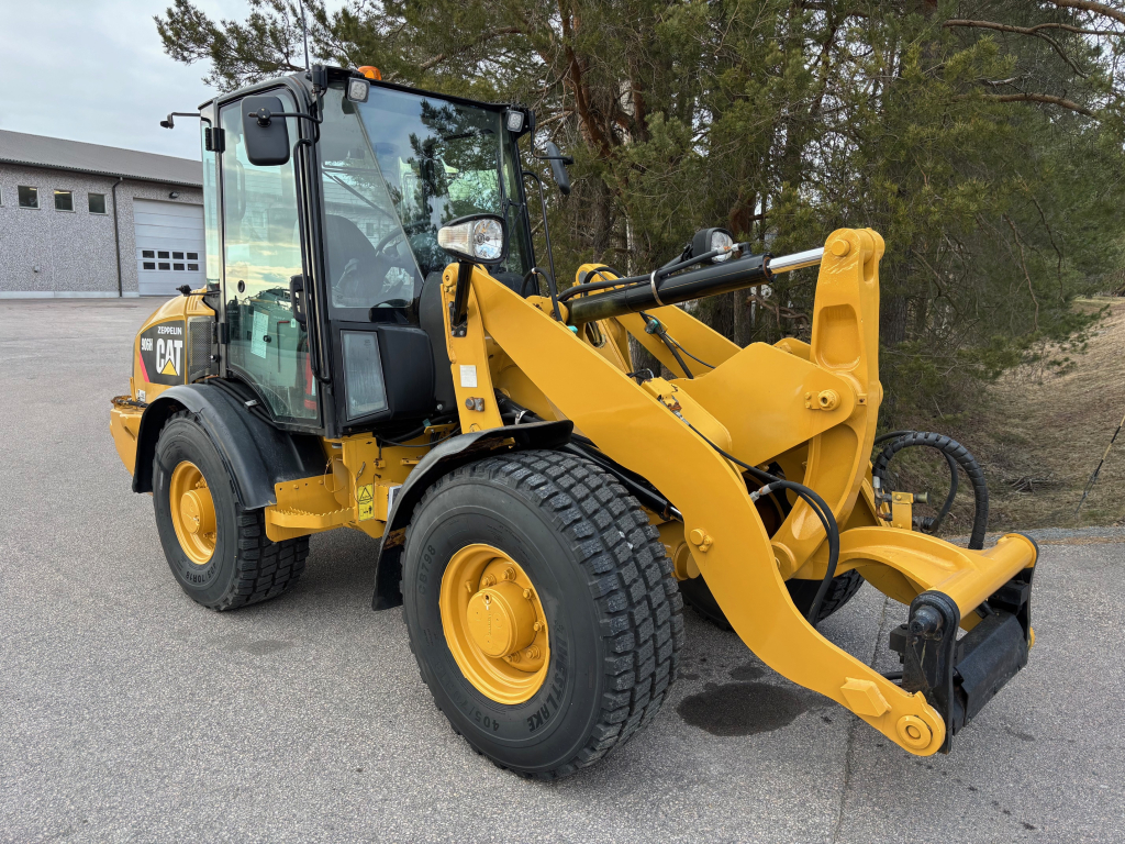 CATERPILLAR 906H + PIKALIITIN + LISÄHYDRAULIIKKA + KAUHA JA PIIKIT kuva 5