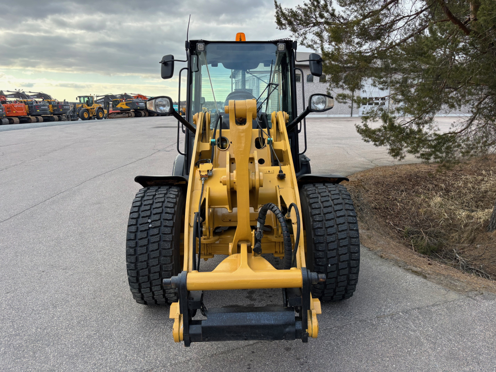 CATERPILLAR 906H + PIKALIITIN + LISÄHYDRAULIIKKA + KAUHA JA PIIKIT kuva 7