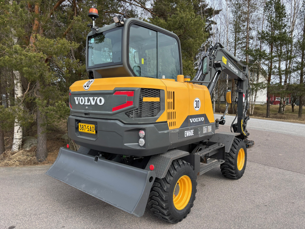 VOLVO EW60E + GREASE + PROBO STEELWRIST WITH PLIERS + WHEEL STEERING kuva 5