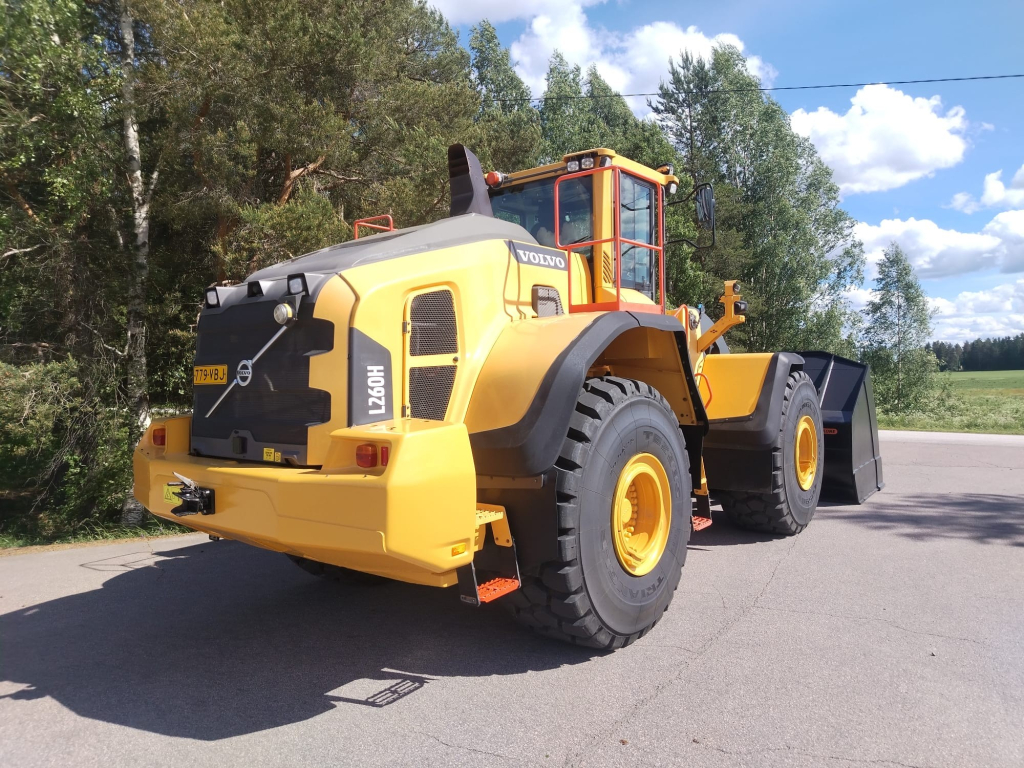 VOLVO L260H + STAGE 5 + BSS + CDC-VIPUOHJAUS + EBERI + UUSI V-KÄRKIKAUHA kuva 5