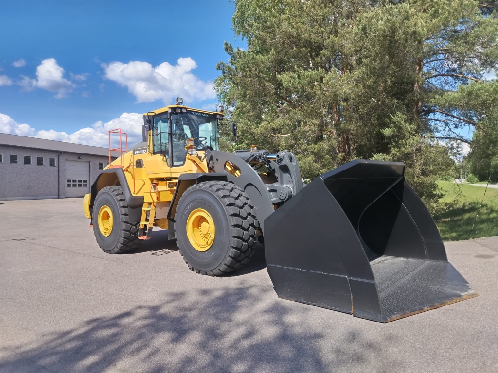 VOLVO L260H + STAGE 5 + BSS + CDC-VIPUOHJAUS + EBERI + UUSI V-KÄRKIKAUHA kuva 6
