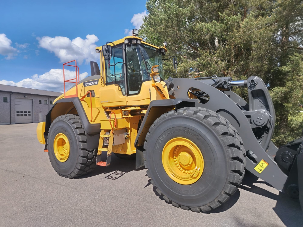 VOLVO L260H + STAGE 5 + BSS + CDC-VIPUOHJAUS + EBERI + UUSI V-KÄRKIKAUHA kuva 7