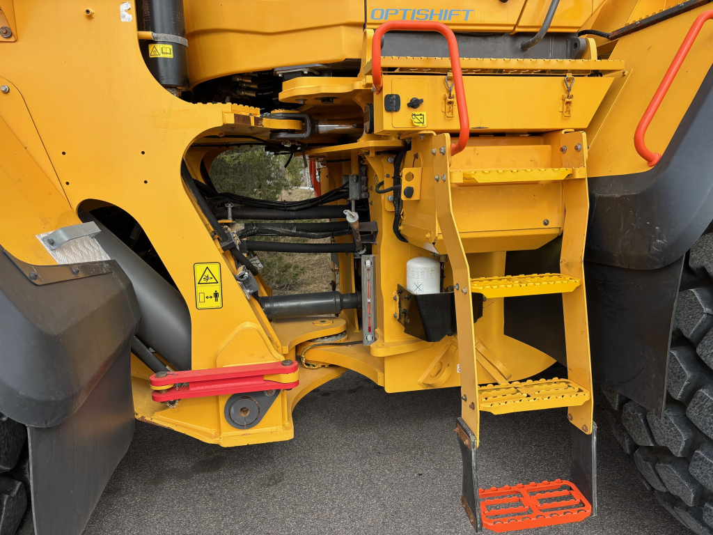VOLVO L260H + STAGE 5 + BSS + CDC-VIPUOHJAUS + EBERI + UUSI V-KÄRKIKAUHA kuva 10