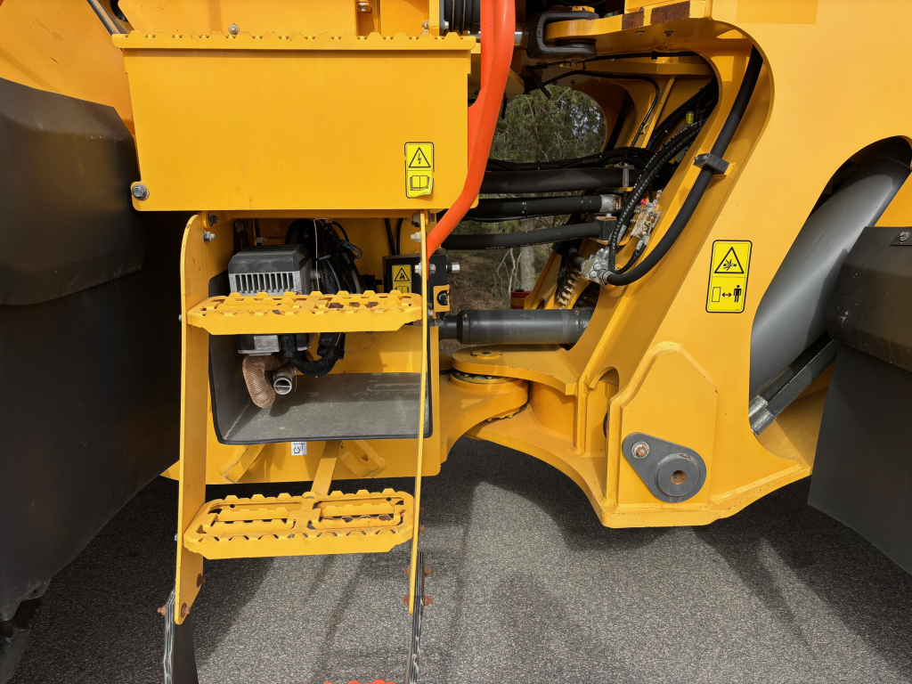 VOLVO L260H + STAGE 5 + BSS + CDC-VIPUOHJAUS + EBERI + UUSI V-KÄRKIKAUHA kuva 11