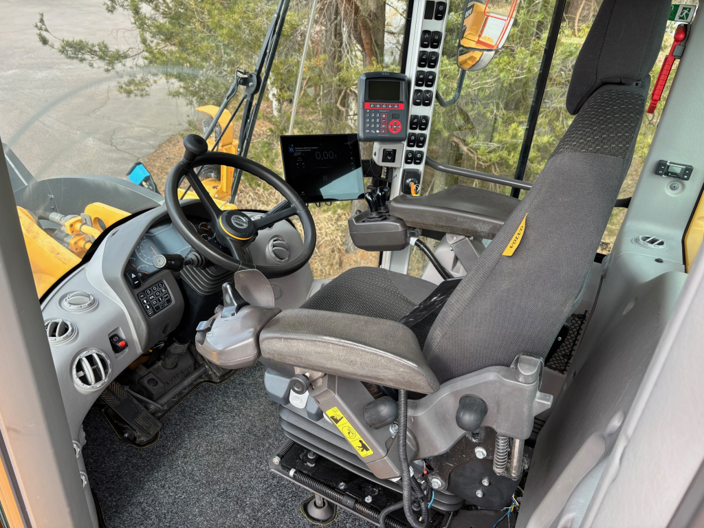 VOLVO L260H + STAGE 5 + BSS + CDC-VIPUOHJAUS + EBERI + UUSI V-KÄRKIKAUHA kuva 14