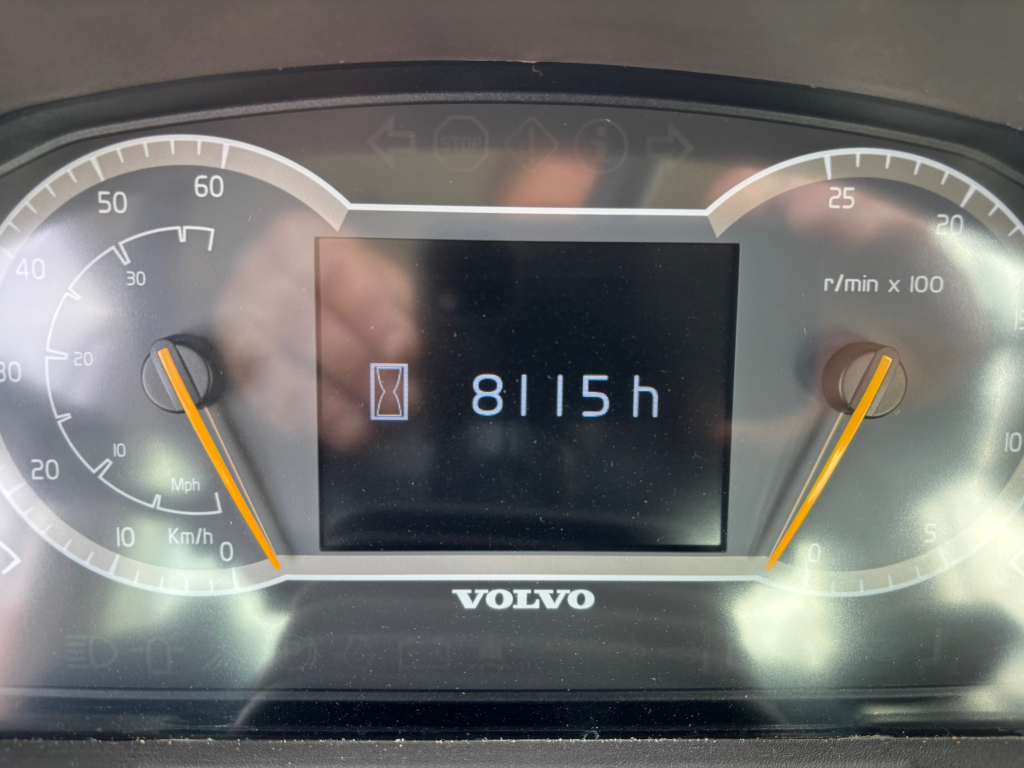VOLVO L260H + STAGE 5 + BSS + CDC-VIPUOHJAUS + EBERI + UUSI V-KÄRKIKAUHA kuva 18