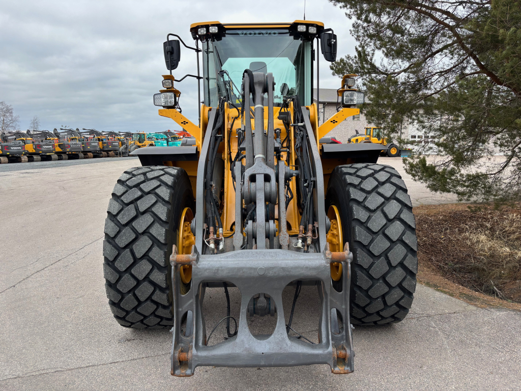 VOLVO L110H + GREITAS JUNGTIS + DU PAPILDOMI HIDRAULINĖS PAVAROS + BSS + CDC VAIRAVIMAS SVIRTU kuva 7