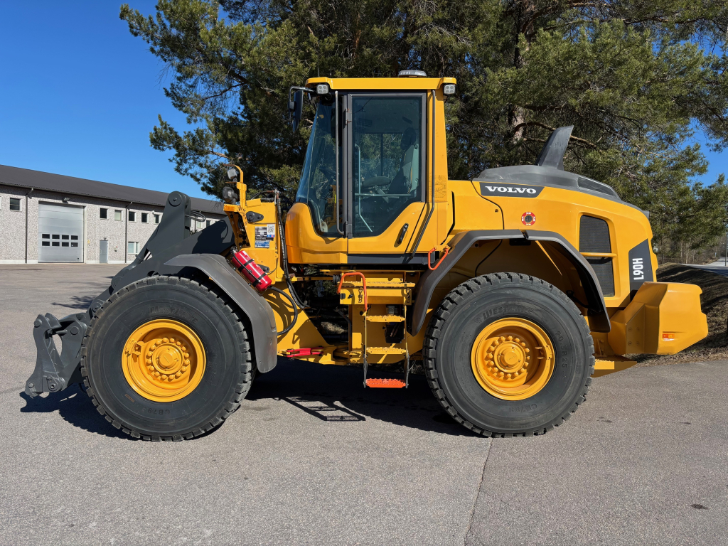 VOLVO L90H + PIKALIITIN + LISÄHYDRAULIIKKA + BSS + CDC + LISÄVASTAPAINO + 100% RENKAAT