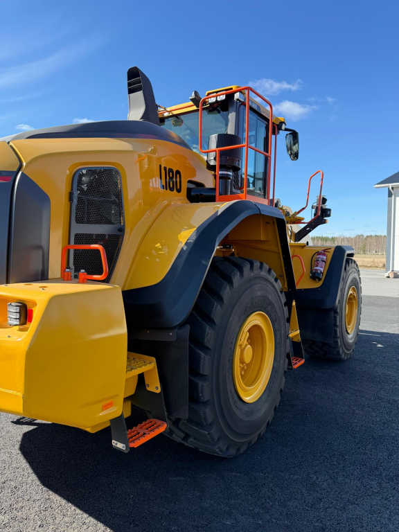VOLVO L180K + PIKALIITIN + KAHDET LISÄHYDRAULIIKAT + CDC-VIPUOHJAUS + LISÄVASTAPAINO kuva 2
