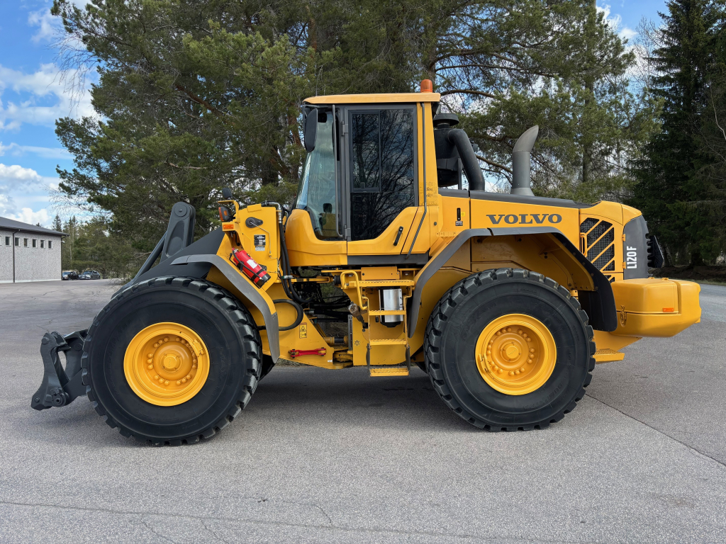 VOLVO L120F + PIKALIITIN + KAHDET LISÄHYDRAULIIKAT + BSS + EBERI + LOADMASTER VAAKA