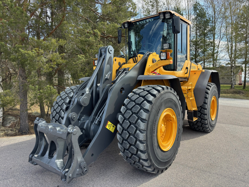 VOLVO L120F + PIKALIITIN + KAHDET LISÄHYDRAULIIKAT + BSS + EBERI + LOADMASTER VAAKA kuva 3