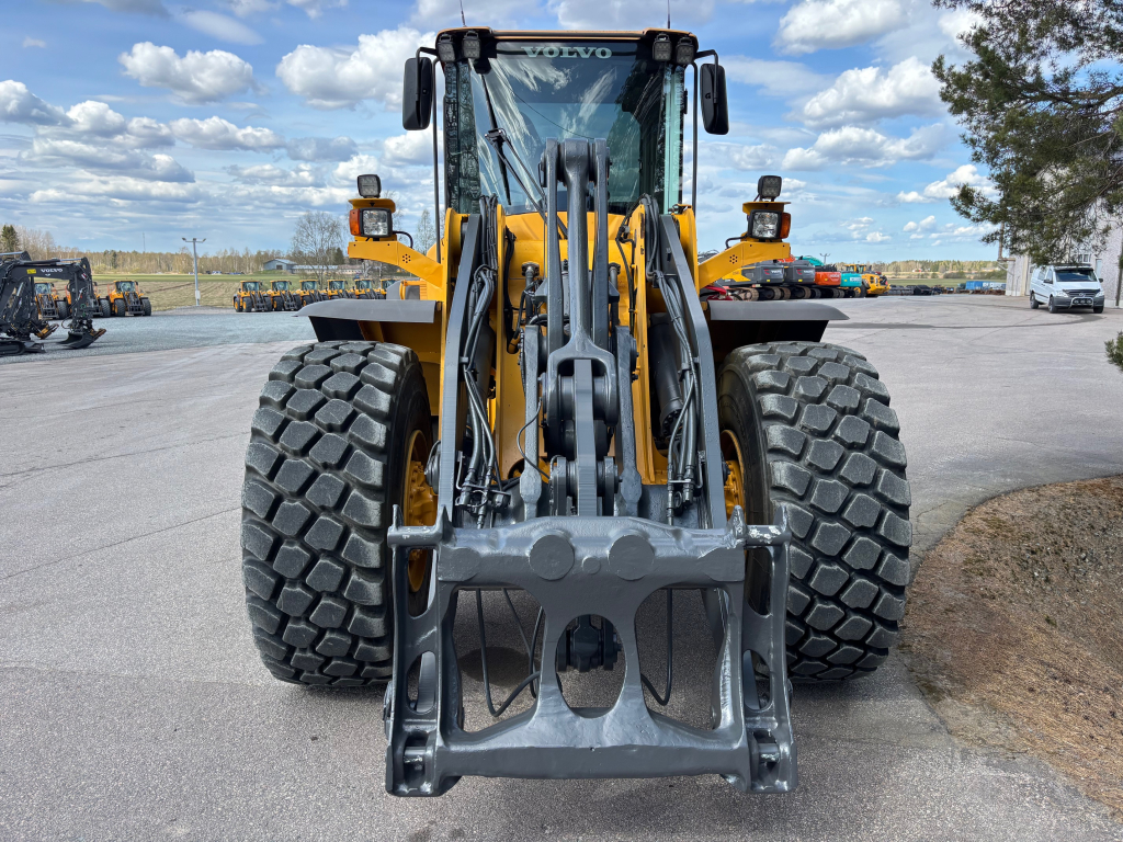 VOLVO L120F + PIKALIITIN + KAHDET LISÄHYDRAULIIKAT + BSS + EBERI + LOADMASTER VAAKA kuva 7