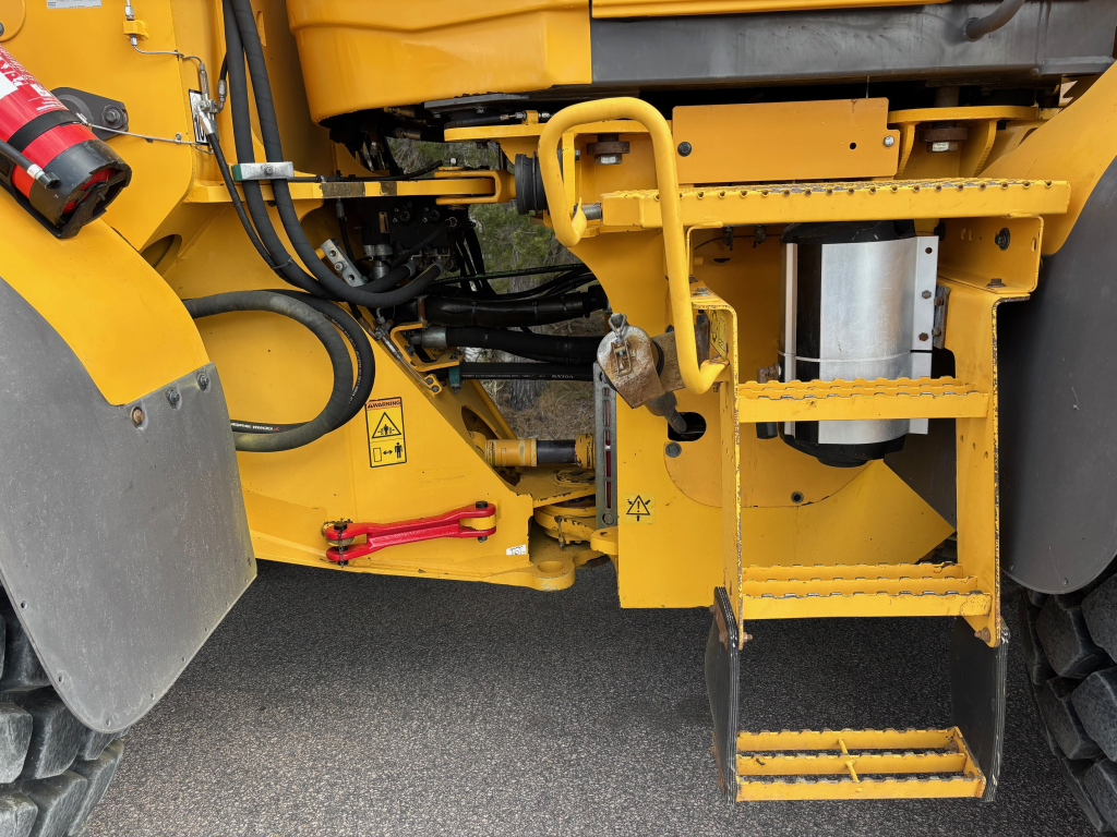 VOLVO L120F + PIKALIITIN + KAHDET LISÄHYDRAULIIKAT + BSS + EBERI + LOADMASTER VAAKA kuva 10