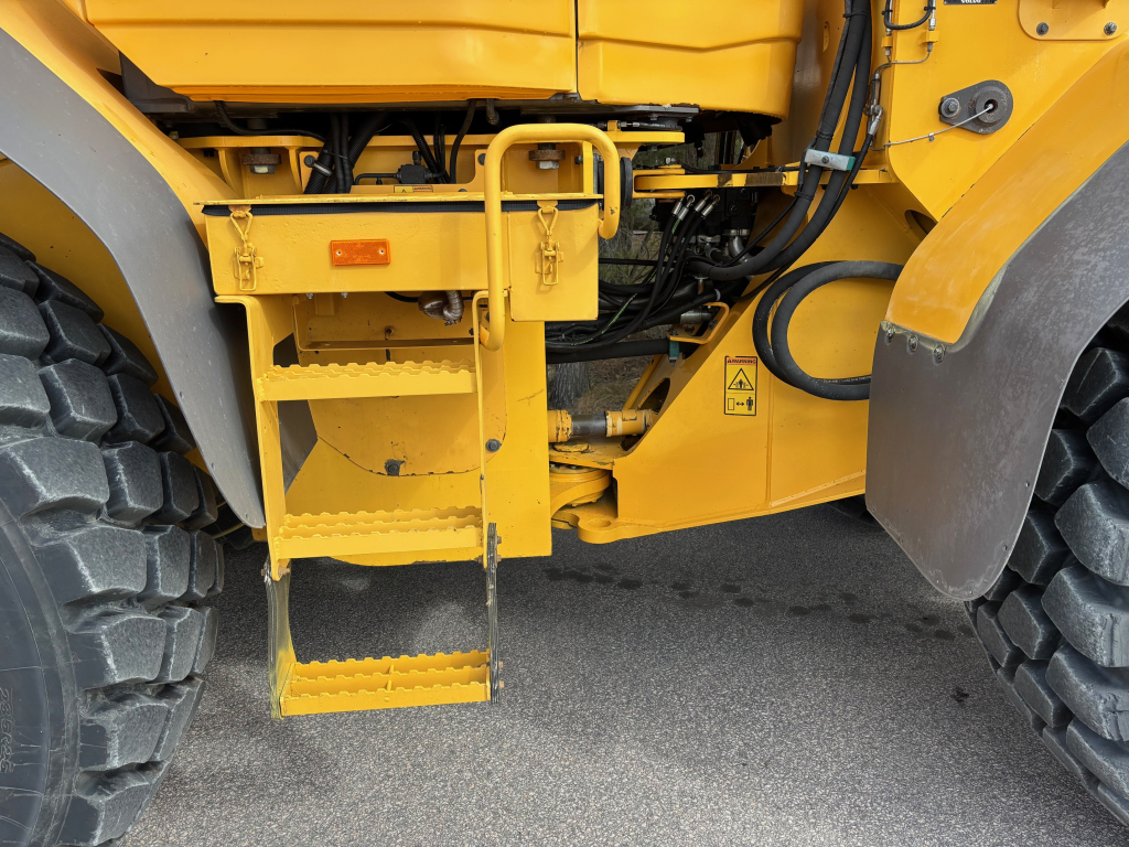 VOLVO L120F + PIKALIITIN + KAHDET LISÄHYDRAULIIKAT + BSS + EBERI + LOADMASTER VAAKA kuva 11