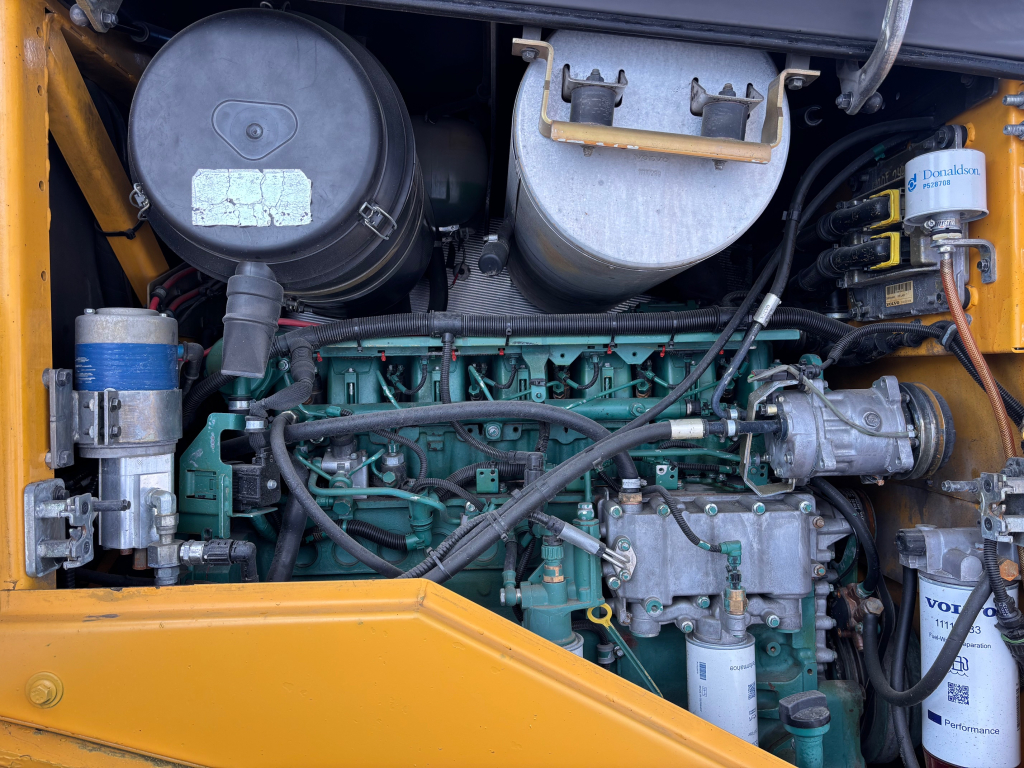 VOLVO L120F + PIKALIITIN + KAHDET LISÄHYDRAULIIKAT + BSS + EBERI + LOADMASTER VAAKA kuva 12