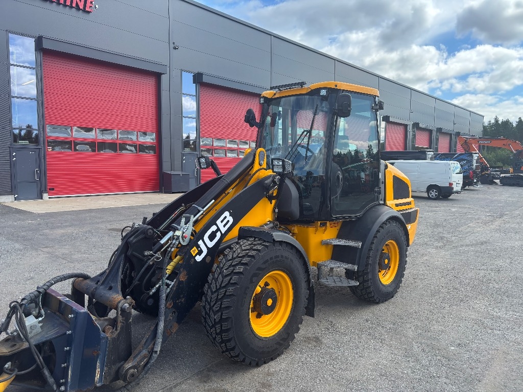 JCB 409 / 犁、铲斗、喷砂机、好轮胎！ kuva 2