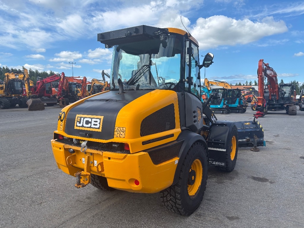 JCB 409 / 犁、铲斗、喷砂机、好轮胎！ kuva 5