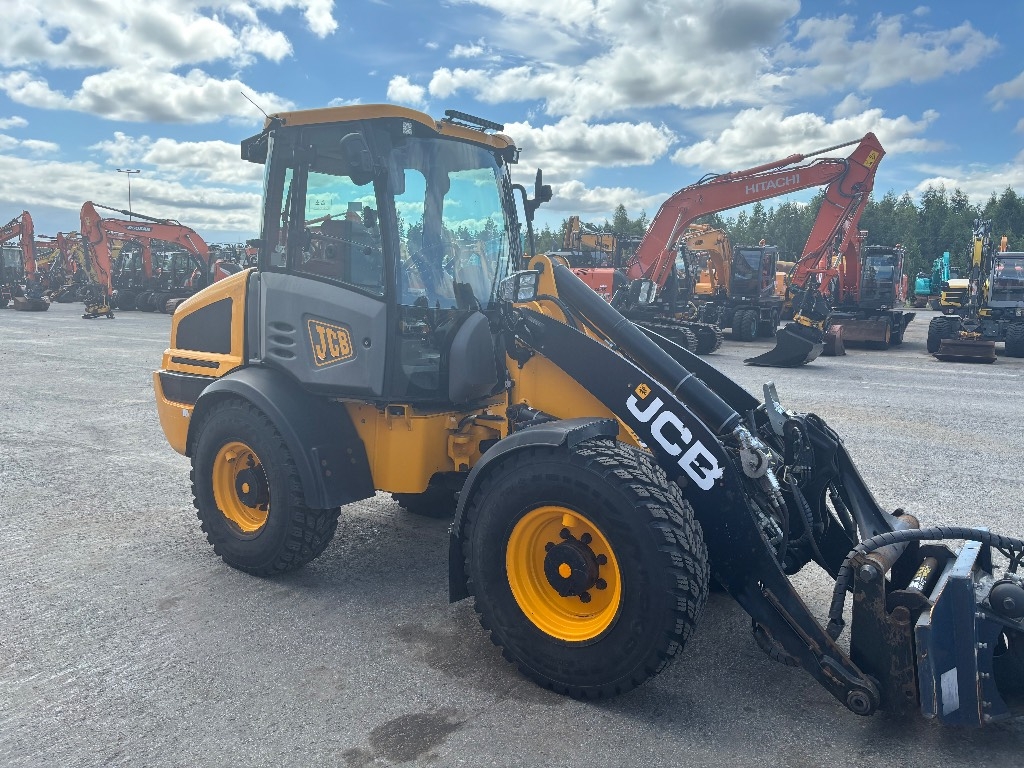JCB 409 / 犁、铲斗、喷砂机、好轮胎！ kuva 6