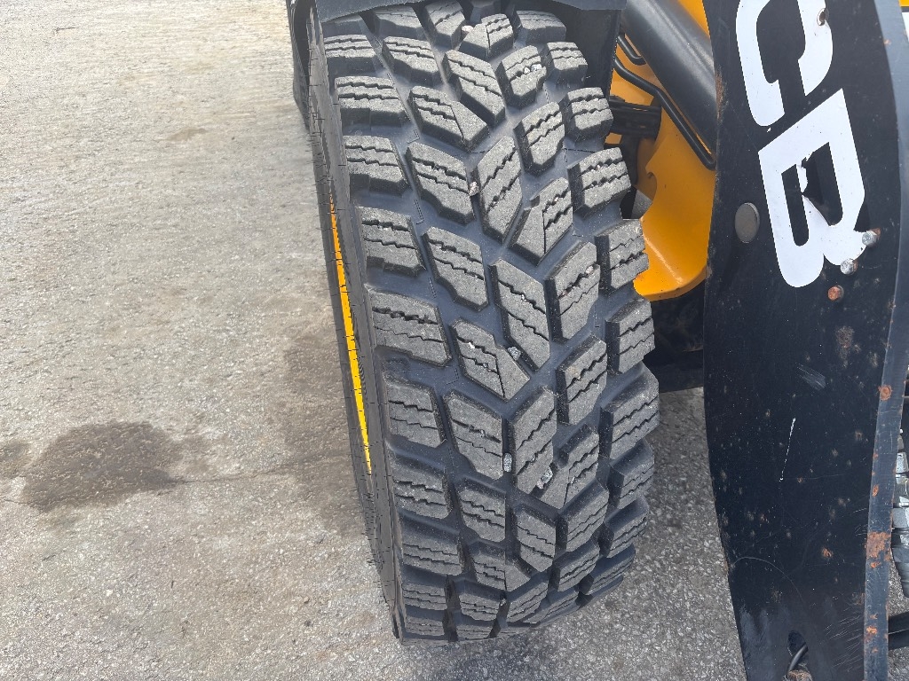 JCB 409 / 犁、铲斗、喷砂机、好轮胎！ kuva 9