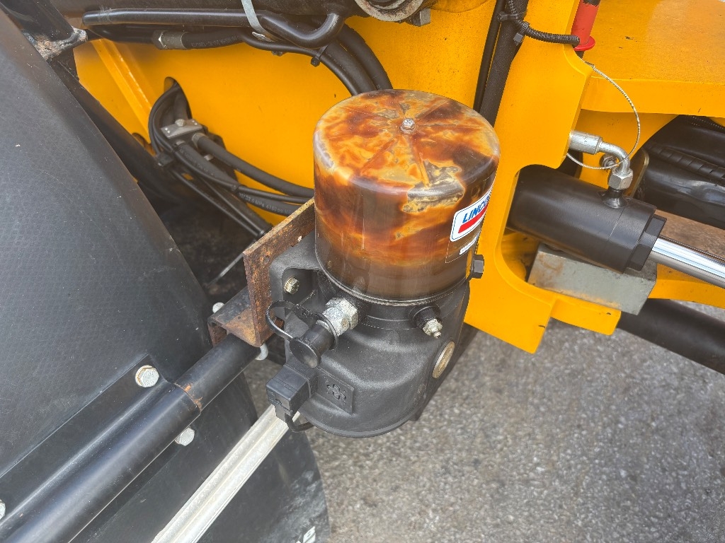 JCB 409 / 犁、铲斗、喷砂机、好轮胎！ kuva 11